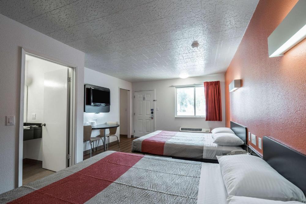 Queen Room with Two Queen Beds - Non-Smoking interior